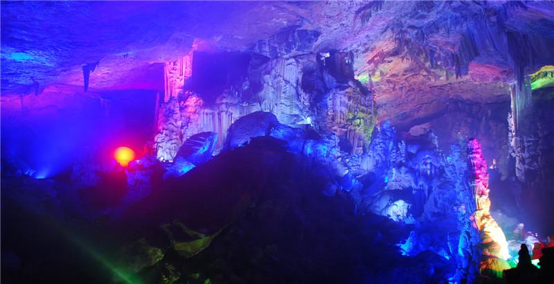 郭晶晶42岁素颜亮相渣打马拉松,与丈夫手牵手展现恩爱